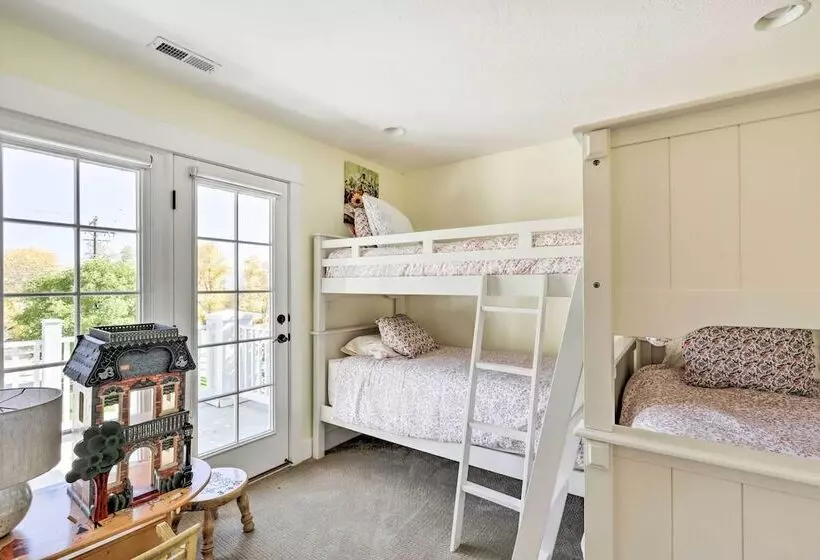 Spacious Midway Home W/ Balcony + Mtn Views!