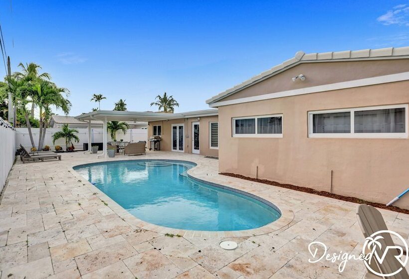 6 Br With Heated Pool Close To Beach