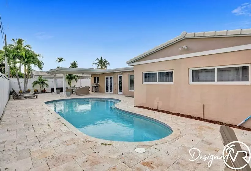 6 Br With Heated Pool Close To Beach