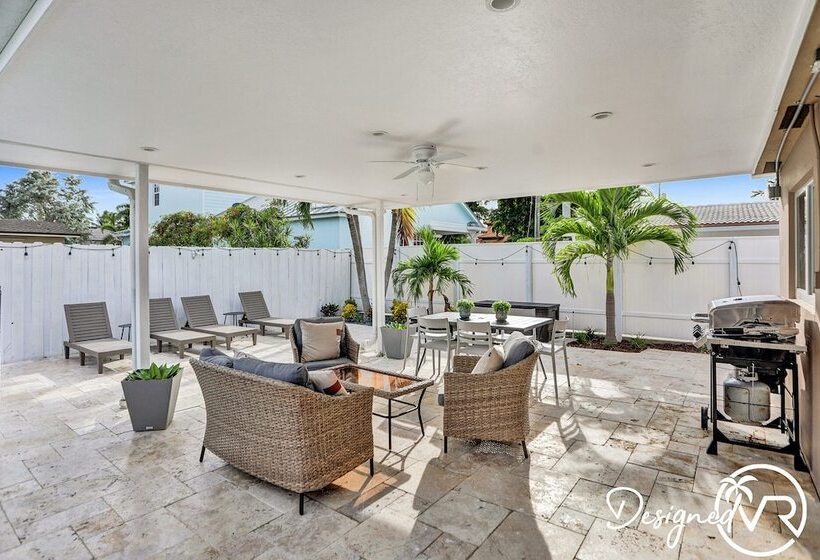 6 Br With Heated Pool Close To Beach