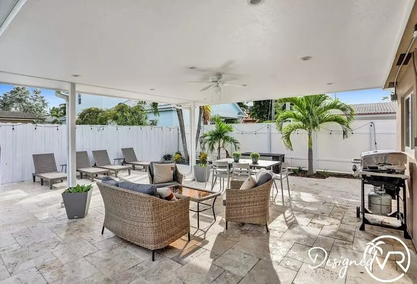 6 Br With Heated Pool Close To Beach