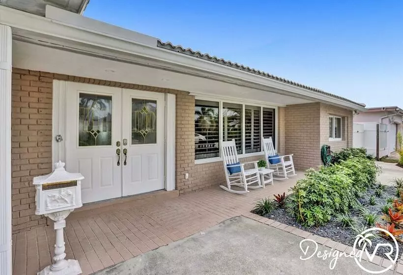 6 Br With Heated Pool Close To Beach