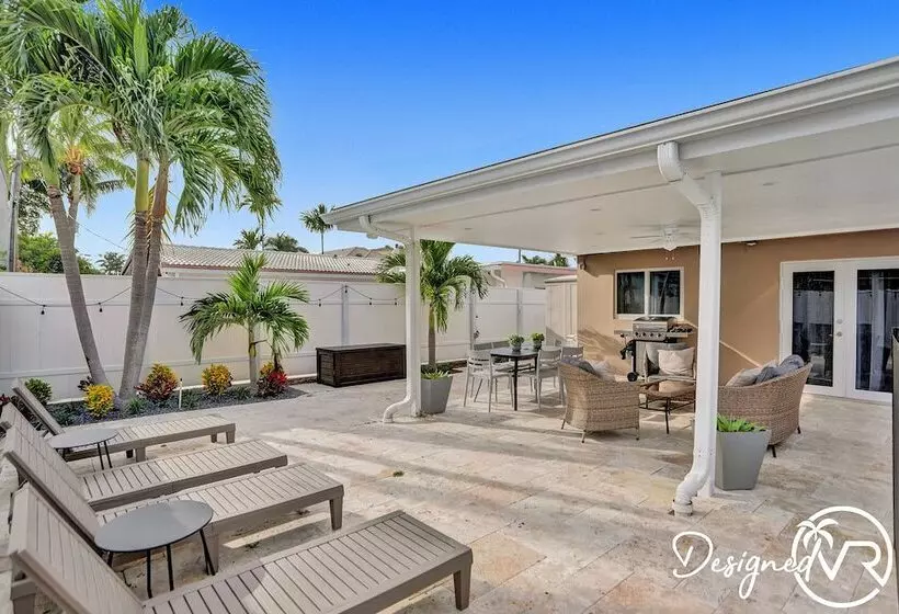 6 Br With Heated Pool Close To Beach