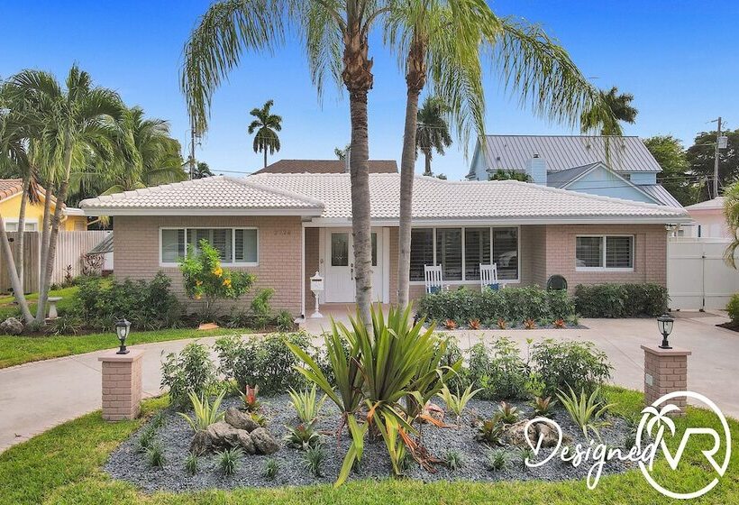 6 Br With Heated Pool Close To Beach