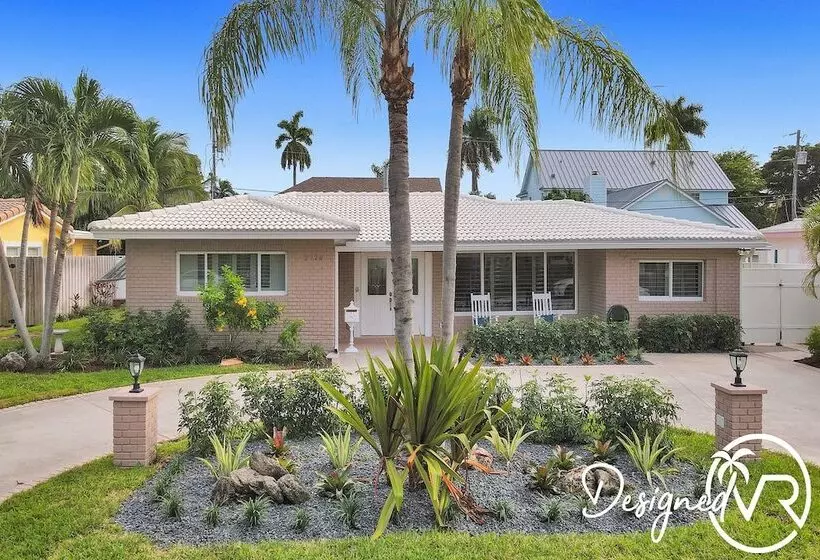 6 Br With Heated Pool Close To Beach