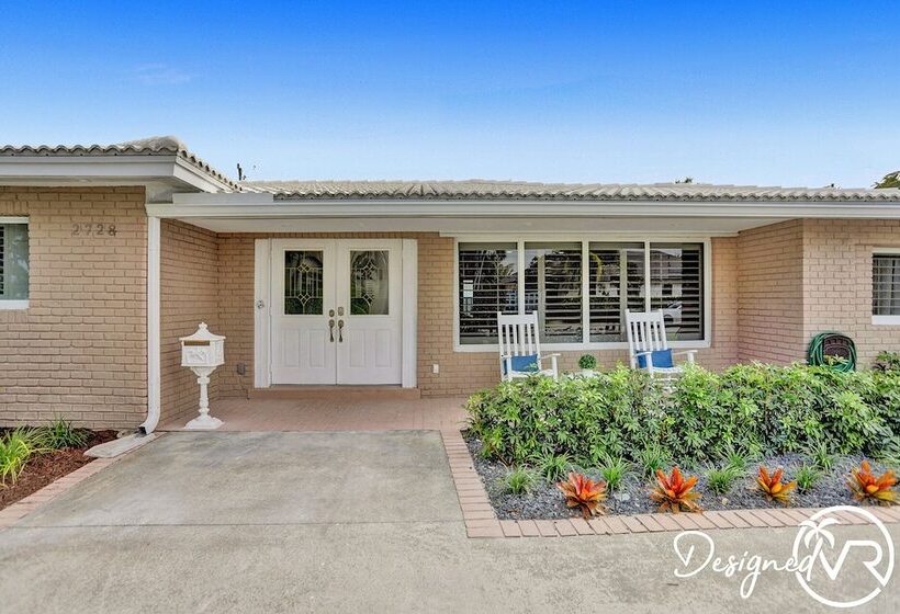 6 Br With Heated Pool Close To Beach