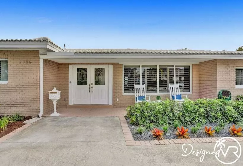 6 Br With Heated Pool Close To Beach