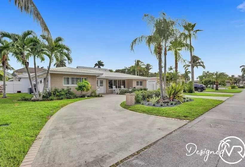 6 Br With Heated Pool Close To Beach