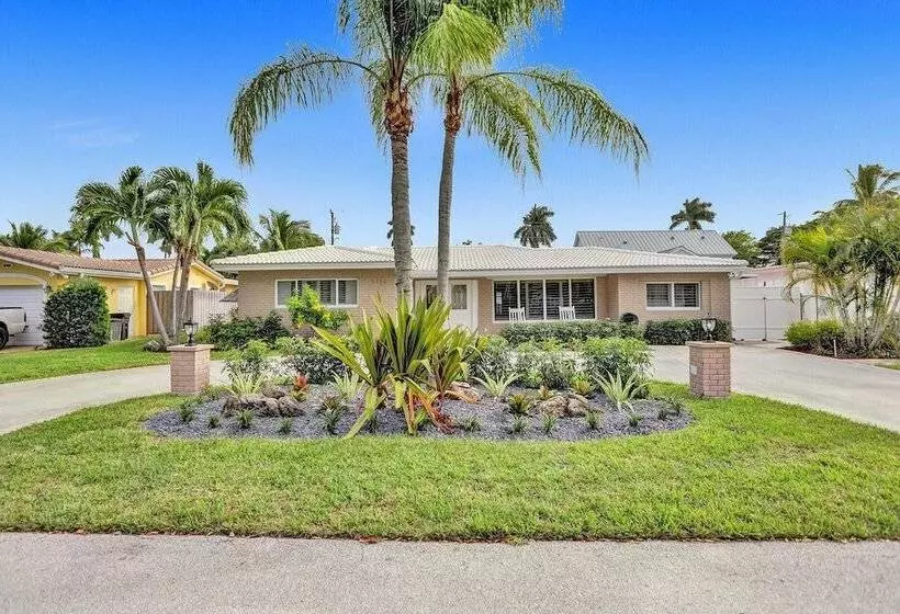 6 Br With Heated Pool Close To Beach