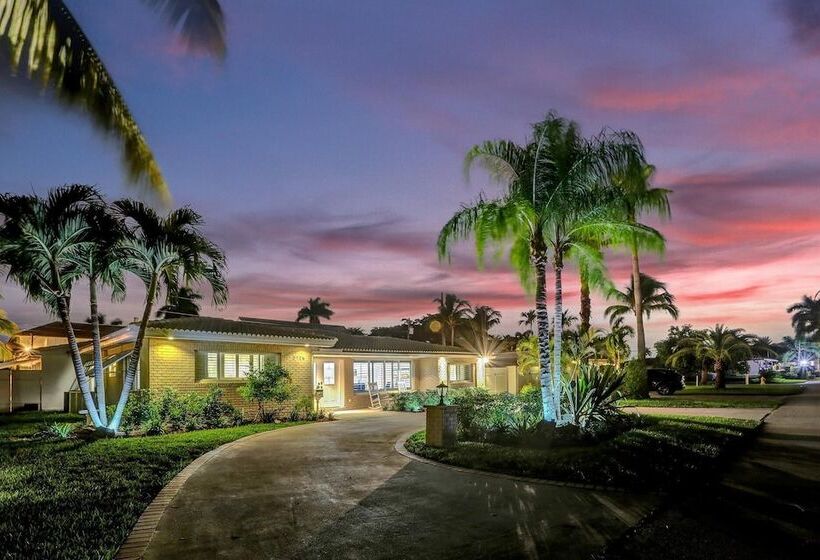 6 Br With Heated Pool Close To Beach