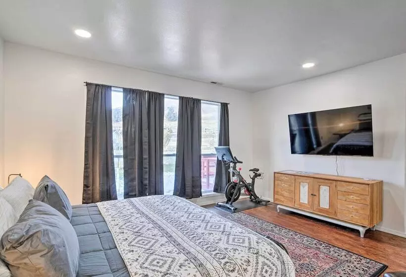 Alluring Home W/ Fire Pit < 1/2 Mi To Oit!