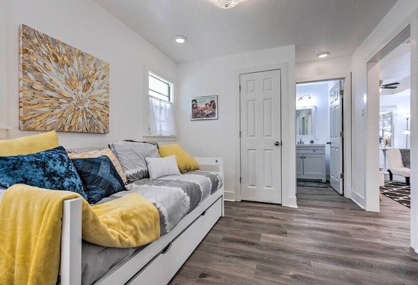 Charming Gulf Coast Cottage   1 Mile To The Coast!