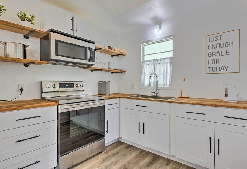 Charming Gulf Coast Cottage   1 Mile To The Coast!