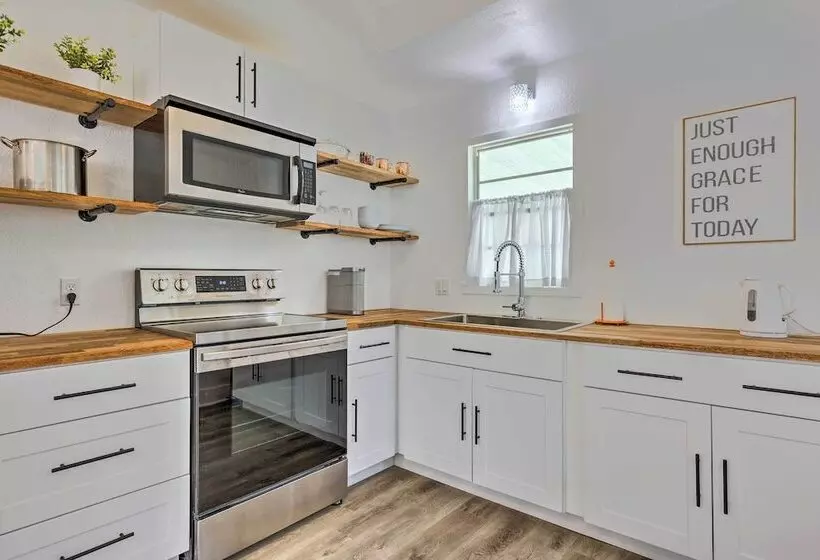 Charming Gulf Coast Cottage   1 Mile To The Coast!