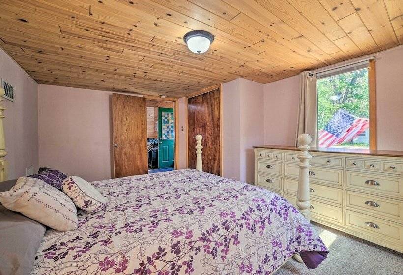 Charming Houghton Lake Cottage W/ Backyard!