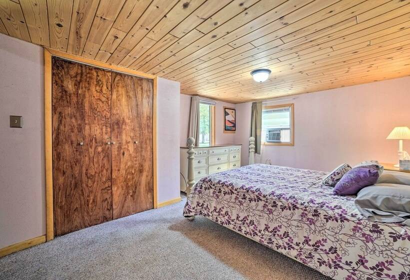 Charming Houghton Lake Cottage W/ Backyard!