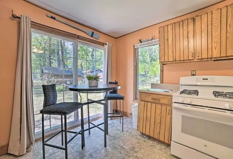 Charming Houghton Lake Cottage W/ Backyard!