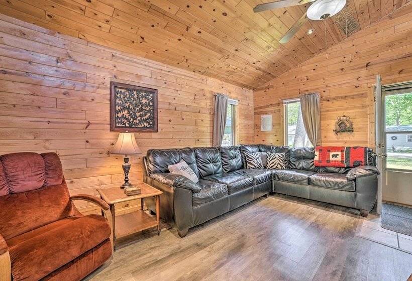 Charming Houghton Lake Cottage W/ Backyard!