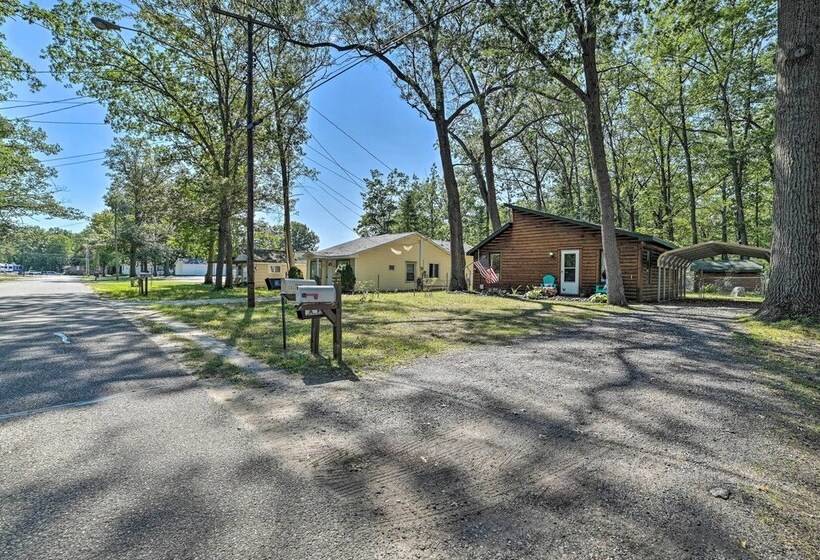 Charming Houghton Lake Cottage W/ Backyard!