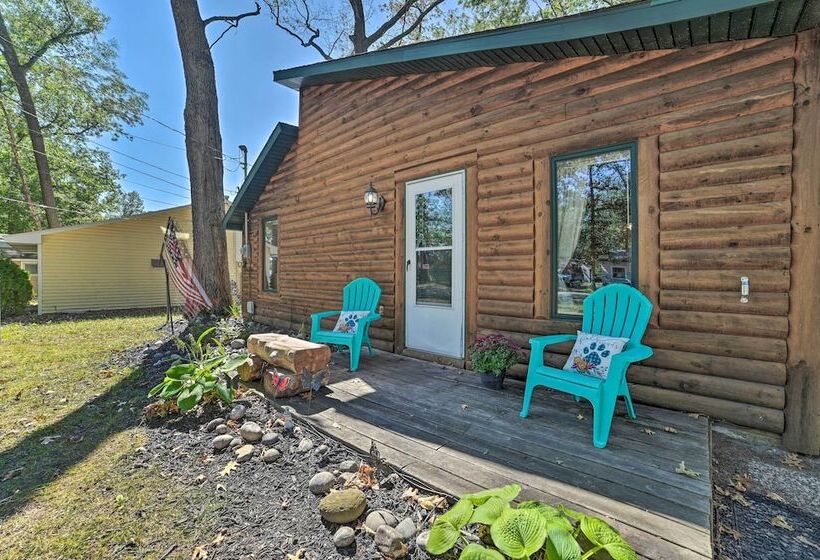 Charming Houghton Lake Cottage W/ Backyard!
