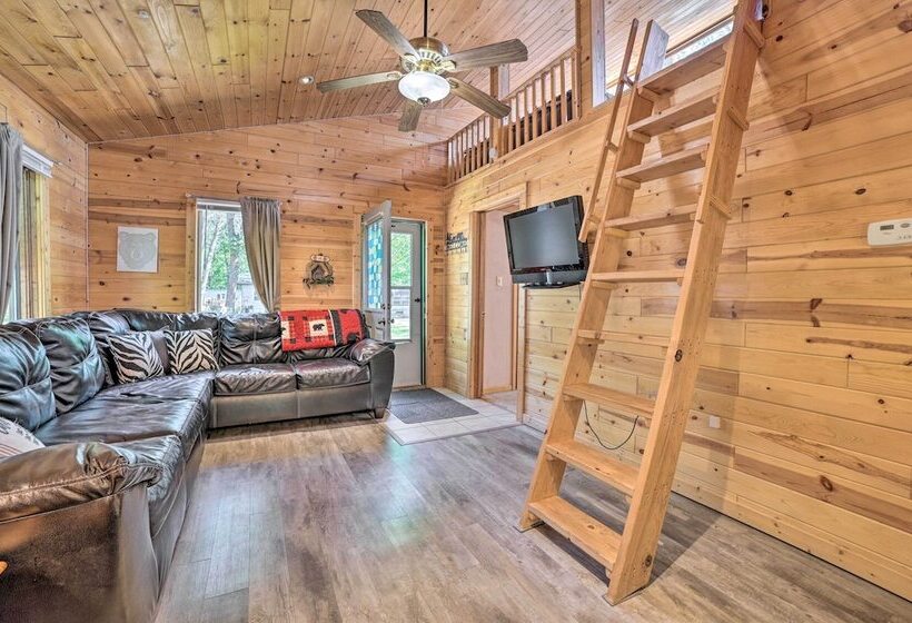 Charming Houghton Lake Cottage W/ Backyard!