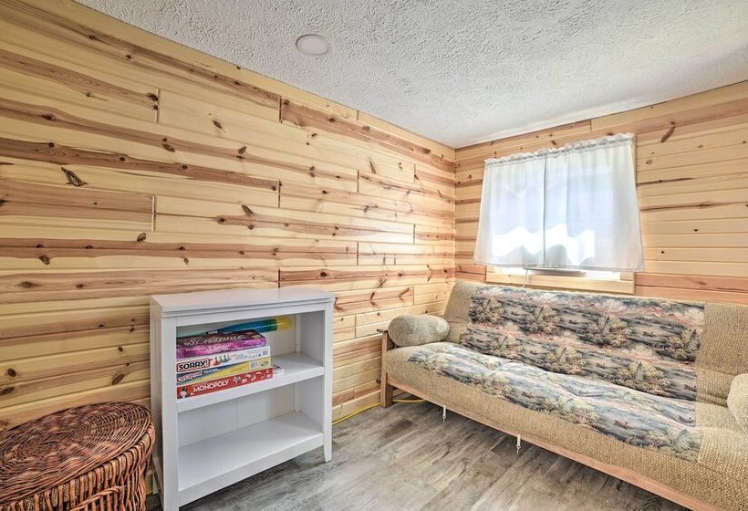 Charming Houghton Lake Cottage W/ Backyard!