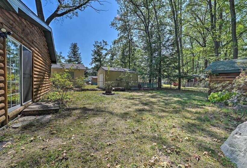 Charming Houghton Lake Cottage W/ Backyard!