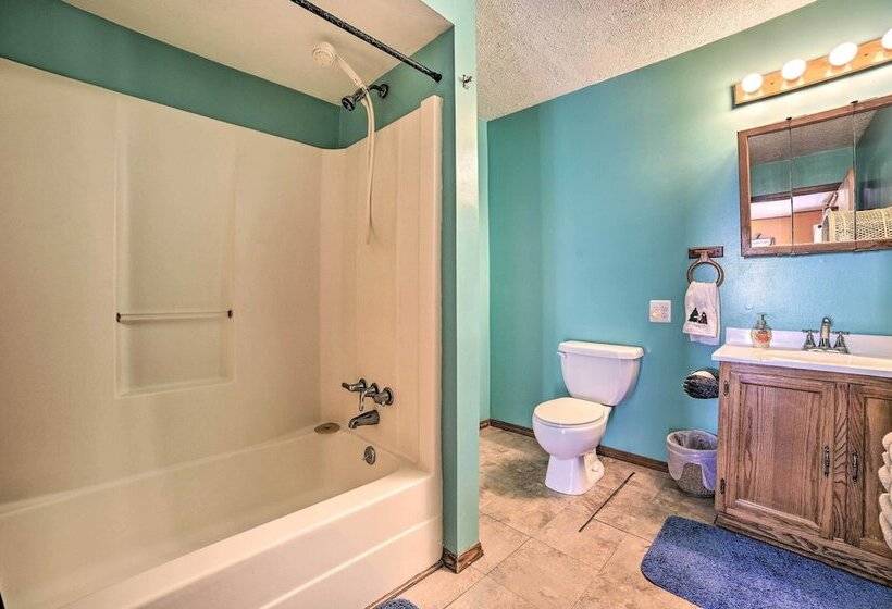 Charming Houghton Lake Cottage W/ Backyard!