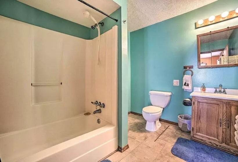 Charming Houghton Lake Cottage W/ Backyard!