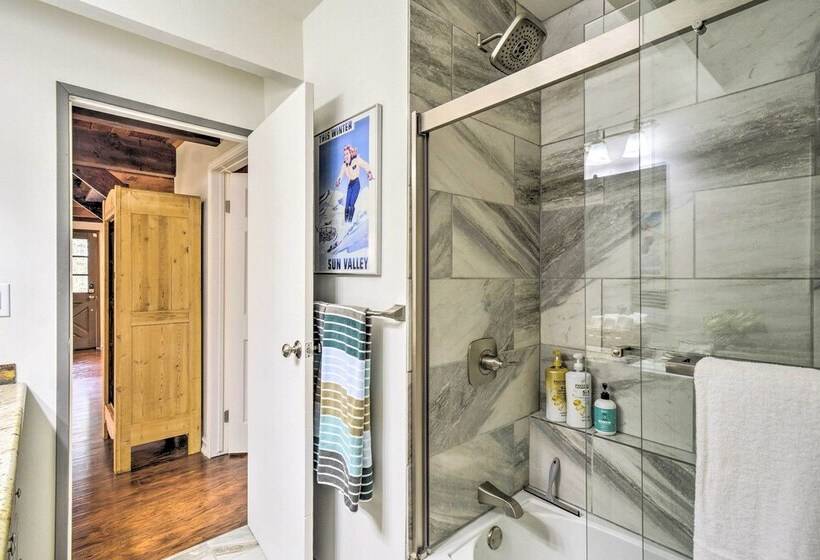 Coastal Cabin W/ Puget Sound & Rainier Views!