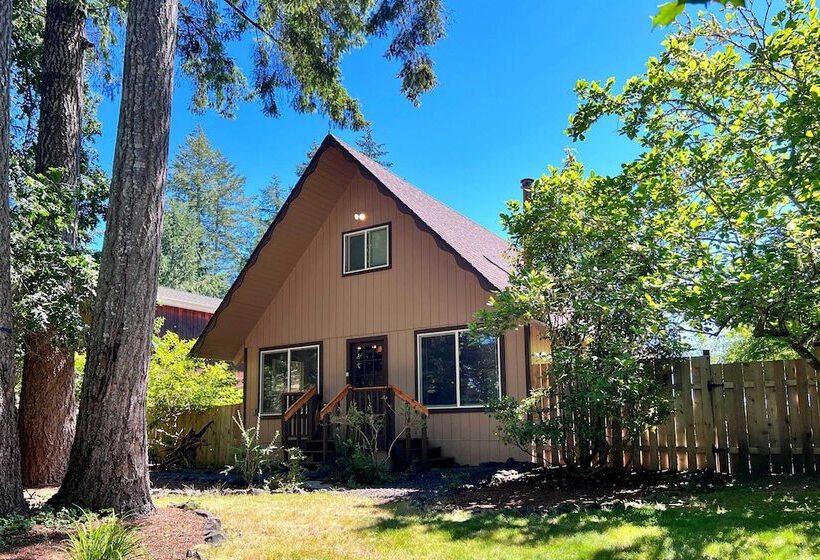 Coastal Cabin W/ Puget Sound & Rainier Views!