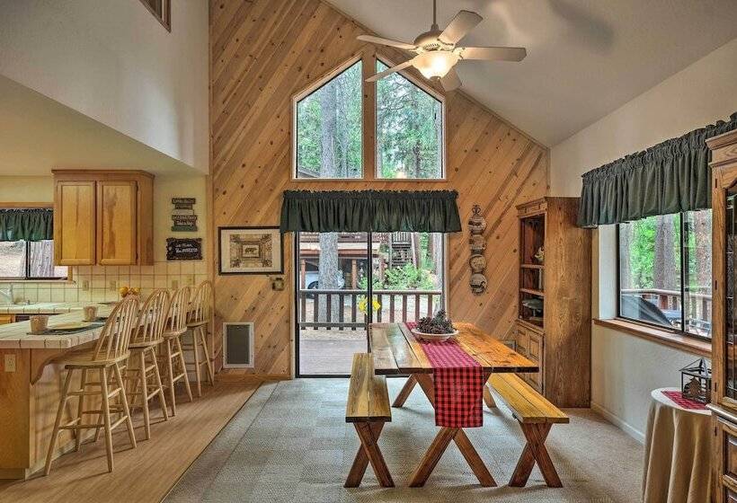 Cozy Camp Connell Cabin: Large Game Room & Decks!