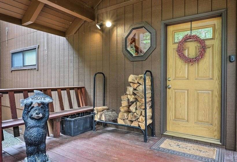 Cozy Camp Connell Cabin: Large Game Room & Decks!