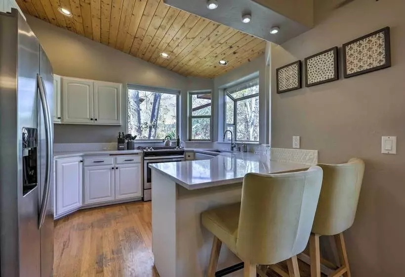 Cozy Carbondale Escape W/ Deck & Grill!