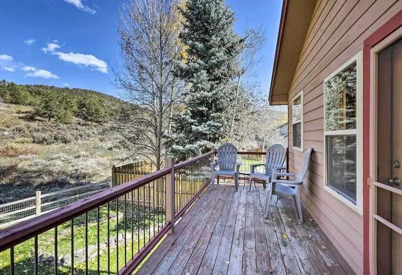 Cozy Carbondale Escape W/ Deck & Grill!