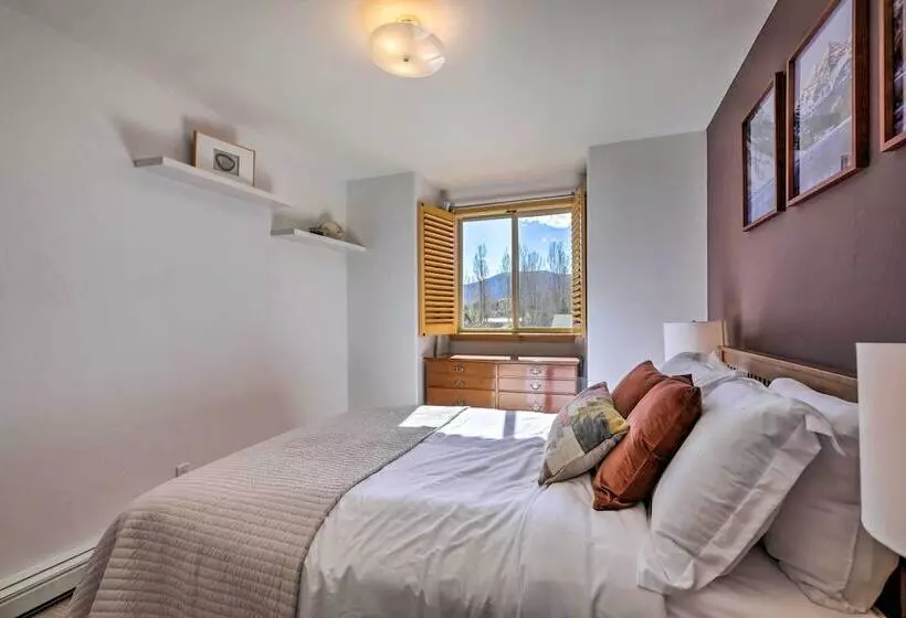 Cozy Carbondale Escape W/ Deck & Grill!