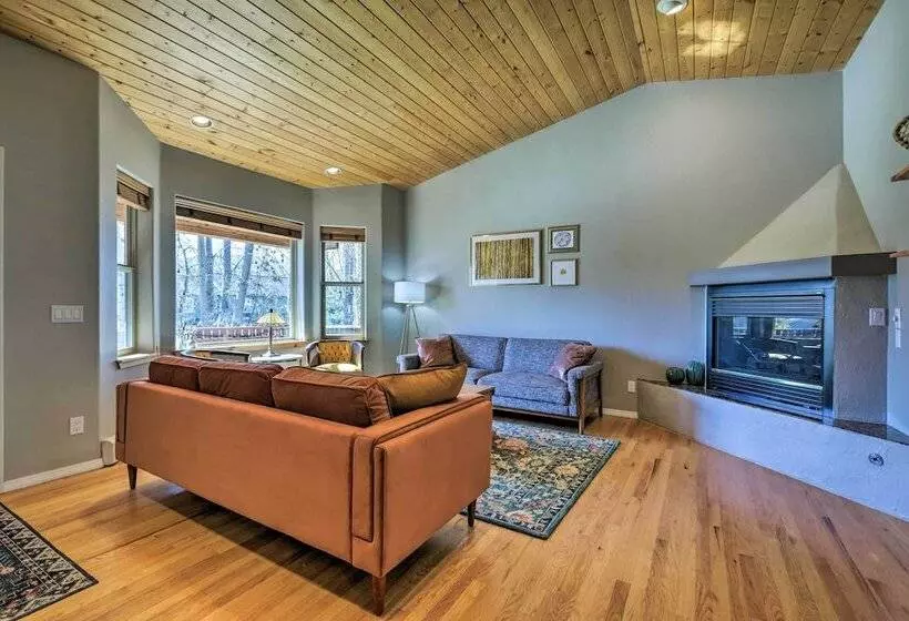 Cozy Carbondale Escape W/ Deck & Grill!