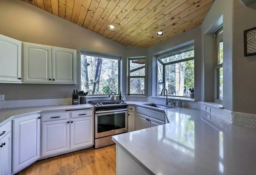 Cozy Carbondale Escape W/ Deck & Grill!