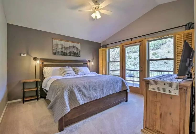 Cozy Carbondale Escape W/ Deck & Grill!