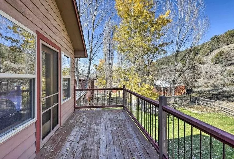 Cozy Carbondale Escape W/ Deck & Grill!