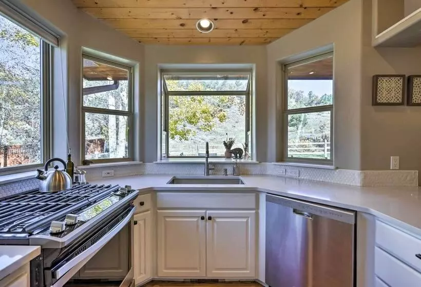 Cozy Carbondale Escape W/ Deck & Grill!