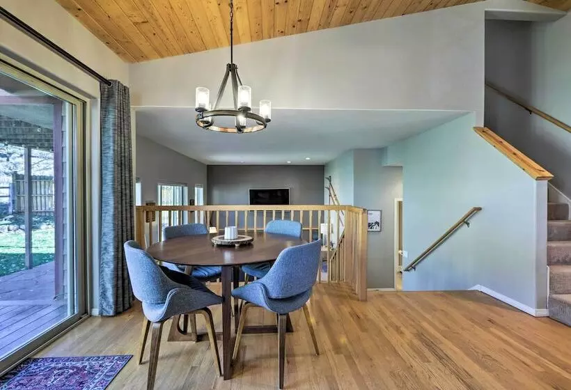 Cozy Carbondale Escape W/ Deck & Grill!