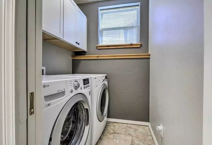 Cozy Carbondale Escape W/ Deck & Grill!