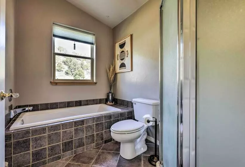 Cozy Carbondale Escape W/ Deck & Grill!