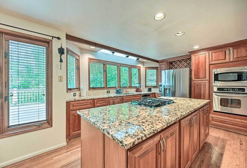 Family Friendly Redmond Home W/ Spacious Deck