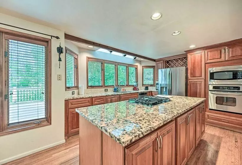 Family Friendly Redmond Home W/ Spacious Deck