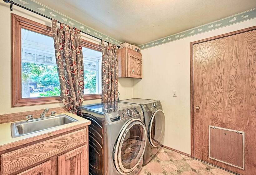 Family Friendly Redmond Home W/ Spacious Deck