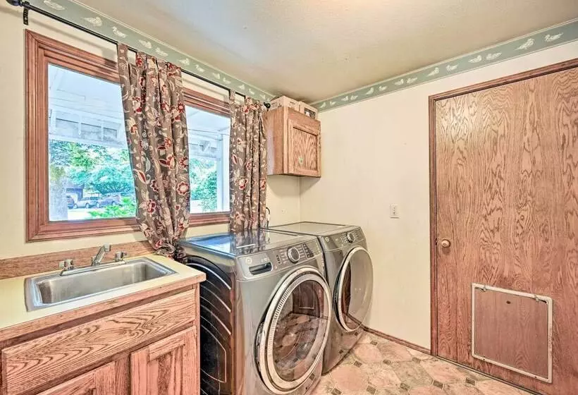 Family Friendly Redmond Home W/ Spacious Deck