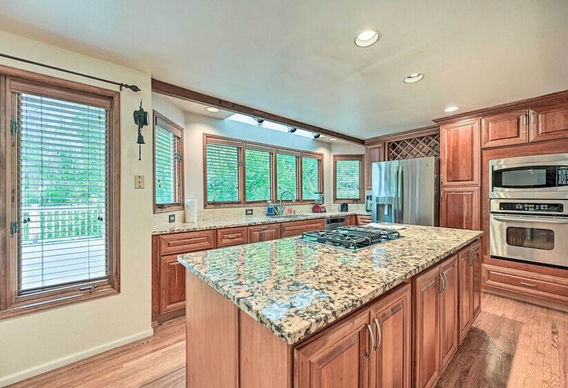 Family Friendly Redmond Home W/ Spacious Deck