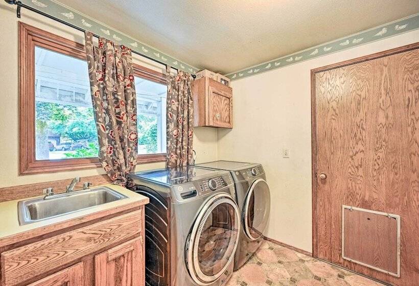 Family Friendly Redmond Home W/ Spacious Deck